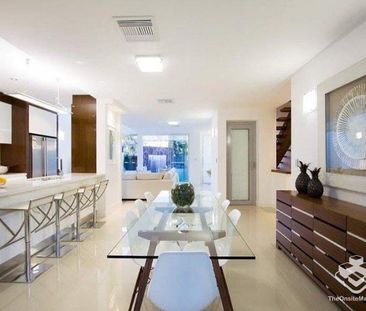 Executive Townhouse on Chevron Island - Photo 2