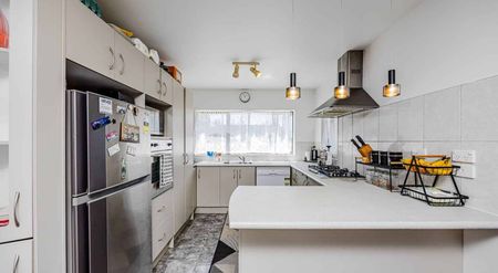 Modern & Spacious 4-Bedroom in Prime Favona Lo... - Photo 3