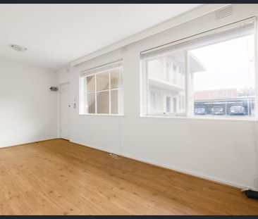 Fantastic Ground Floor Apartment in Prime Elsternwick Location - Photo 3