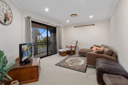 A Beautiful Waterfront Large Family Home in Hope Island - Photo 3