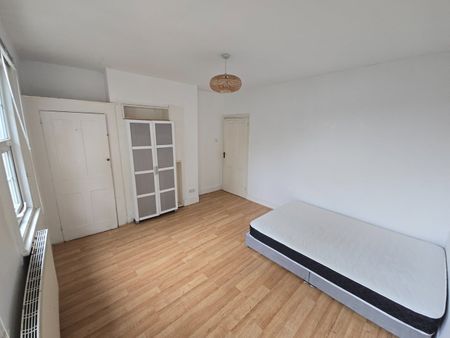 3 Bed End Terrace, High Road, N12 - Photo 2
