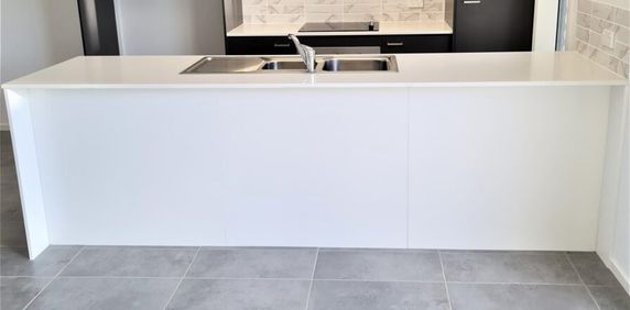 NEAR NEW 3 BEDROOM TOWNHOUSE, AVAILABLE NOW INSPECTIONS BY APPOINTMENT - Photo 2