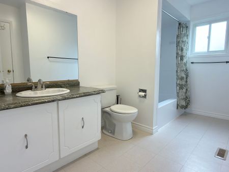 For Lease - 106 Carlson Drive, Newmarket, Ontario - Photo 3