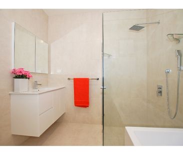 Stylish & Chic - Photo 2