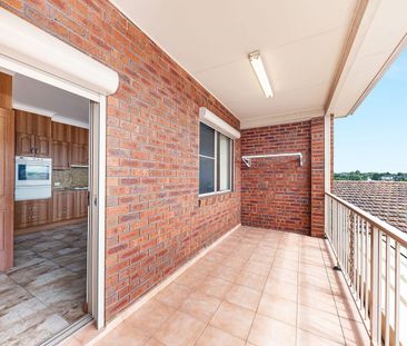 Spacious house with water glimpses - Photo 1