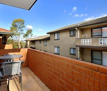 Neat 2 Bed Unit - Center of Penshurst Train Station - Photo 4