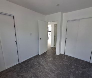 Modern Near-New 3 Bedroom Home - Photo 5