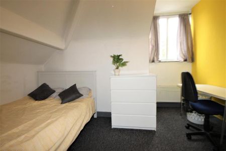 4 bedroom flat to rent - Photo 3