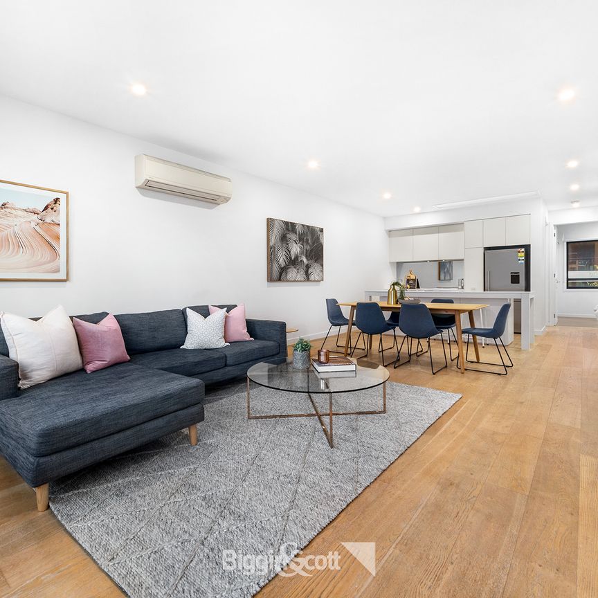 THREE BEDROOM TOWNHOUSE WITH PRIVATE ROOFTOP AND CITY VIEWS! - Photo 1