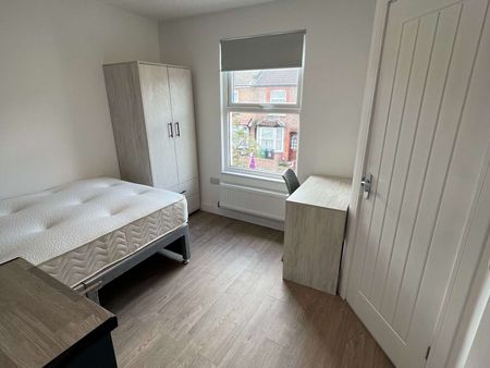 Stunning Room with Private En-Suite – Just 5 Minutes from Watford General Hospital! - Photo 2