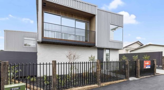 Executive Lakeside Living! - Photo 1