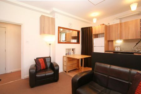 1 bedroom in a flat share to rent - Photo 2