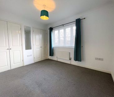 2 Bedroom House - Hall Drive, Fleet - Photo 3