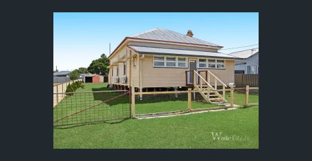 Charming & Fully Renovated Family Home – Spacious Yard & Modern Comforts - Photo 5