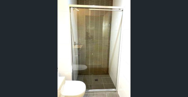 Modern 1-Bedroom Apartment with Secure Parking in a Prime Location - Photo 1