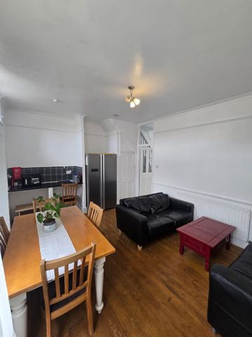 4 bedroom terraced house to rent - Photo 3