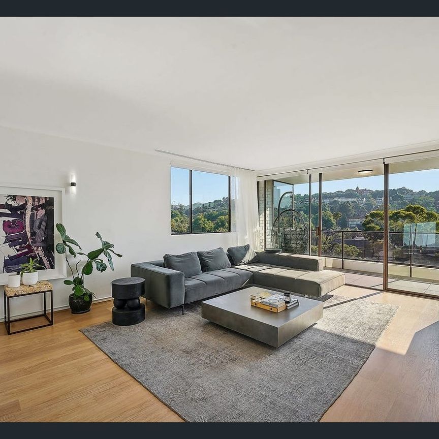 Luxurious Apartment With Panoramic District Views in Prestigious Bellevue Hill Locale - Photo 1