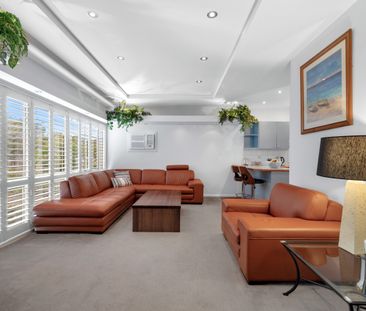 CHARMING FAMILY HOME! - Photo 2