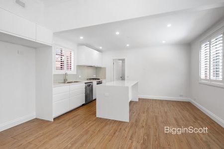 Gorgeous 2 Bedroom Fully renovated House in a Prime Location - Photo 4