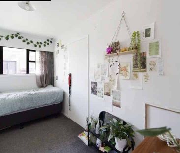 Perfect family home- train, schools and shops at your door step- Fu... - Photo 1