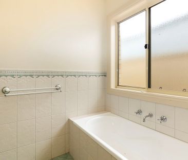 5-bedroom shared house / townhouse, Eton Avenue - Photo 1