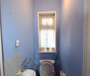 Three bedroom house ideal for working families- £2400 - Photo 5