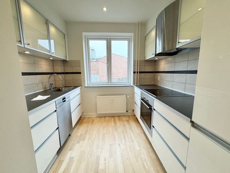 Lys lejlighed i hjertet af Odense C med altan - Foto 2