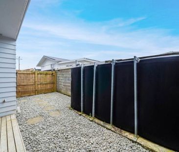 Step Into Luxury: Stunning Townhouse in Mangere East - Photo 2