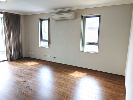 Welcome to This Light-Filled Top-Floor Unit, Set in a Boutique Block of Just Six. - Photo 1