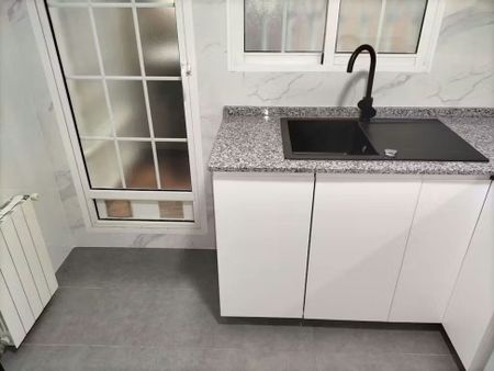 Plaça dHondures, Valencia, Valencian Community 46022 - Photo 2