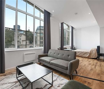 An exceptionally large studio apartment in a convenient City location - Photo 1