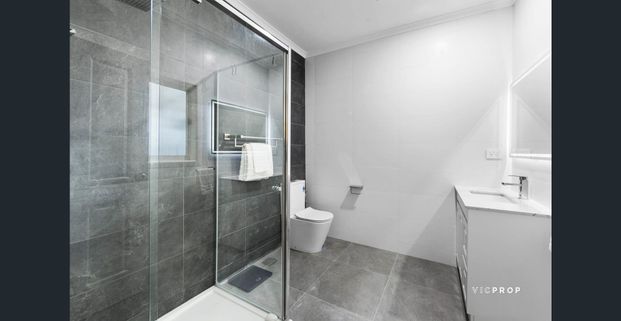 Beautiful Home with Self-Contained Bungalow – Perfect Flexibility for Families - Photo 1