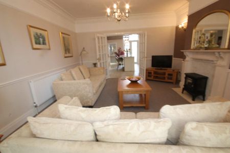 2 bedroom ground floor flat to rent - Photo 2