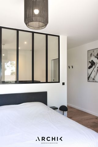 Architecture contemporaine d'inspiration régionaliste, cette maison de 270 m2 située sur une parcelle de 950 m2 en position dominante est nichée sur les hauteurs prisées du Pyla. - Photo 3