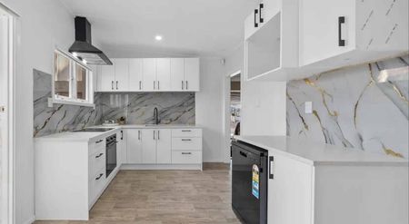 4 bedroom home with dual living & 2 kitchens in Papatoetoe! - Photo 4