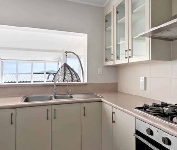 Spacious Family Home with Pool in Castor Bay - Photo 2