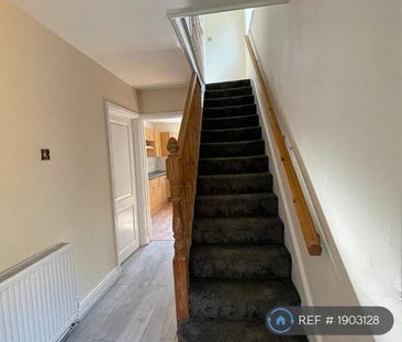 3 bedroom semi-detached house to rent - Photo 4