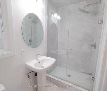 Townhouse For Lease | N8142112 - Photo 4