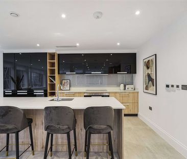 Remarkable modern 2 bedroom, 2 bathroom apartment, fully refurbished to an exceptional standard and beautifully furnished. - Photo 1