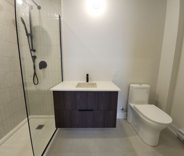 Condo semi-meublé neuf de 2 chambres à coucher et 2 salles de bains. - Photo 4