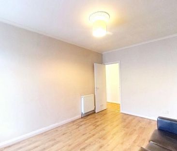 3 bedroom flat to rent - Photo 4