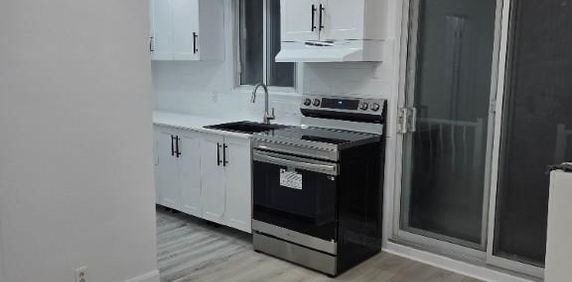 À louer : 4 ½ rénové à Ahuntsic, près du métro Sauvé - Photo 2