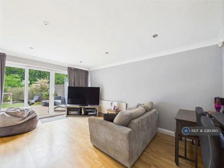 3 bedroom semi-detached house to rent - Photo 2