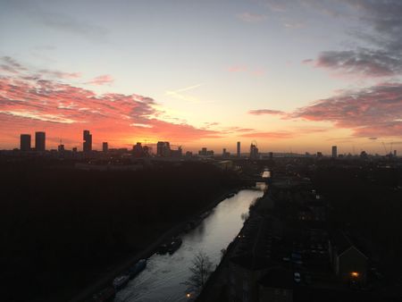 10th Floor Newly Refurbished One Bedroom Flat with Views for Rent in London, E9 - Photo 2