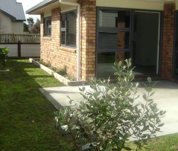 • Three-Bedroom Brick Home - Easy Walk to Town• - Photo 3