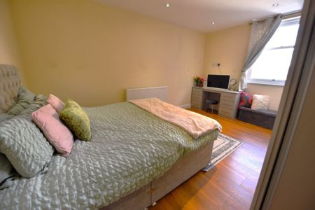 3 bedroom Flat in Flat 3, Leeds - Photo 2