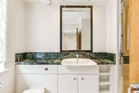 A modern three bedroom town house with river views and roof terrace in prestigious Harrods Village - Photo 4