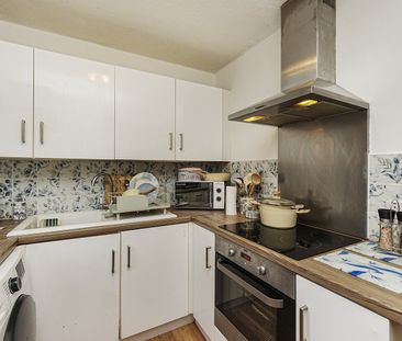 Flat to rent - Le May Avenue, London, SE12 - Photo 6