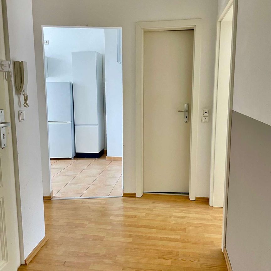 *RICHTIG TOLLE WOHNUNG MIT DESIGN-PARKETT, BALKON u. EBK* - Foto 1