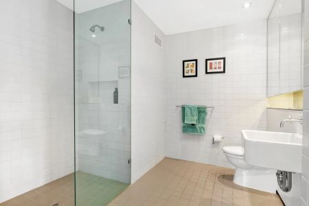 Premium Oversized Designer Apartment with Sweeping North-East Views in the Marquise Building - Photo 5